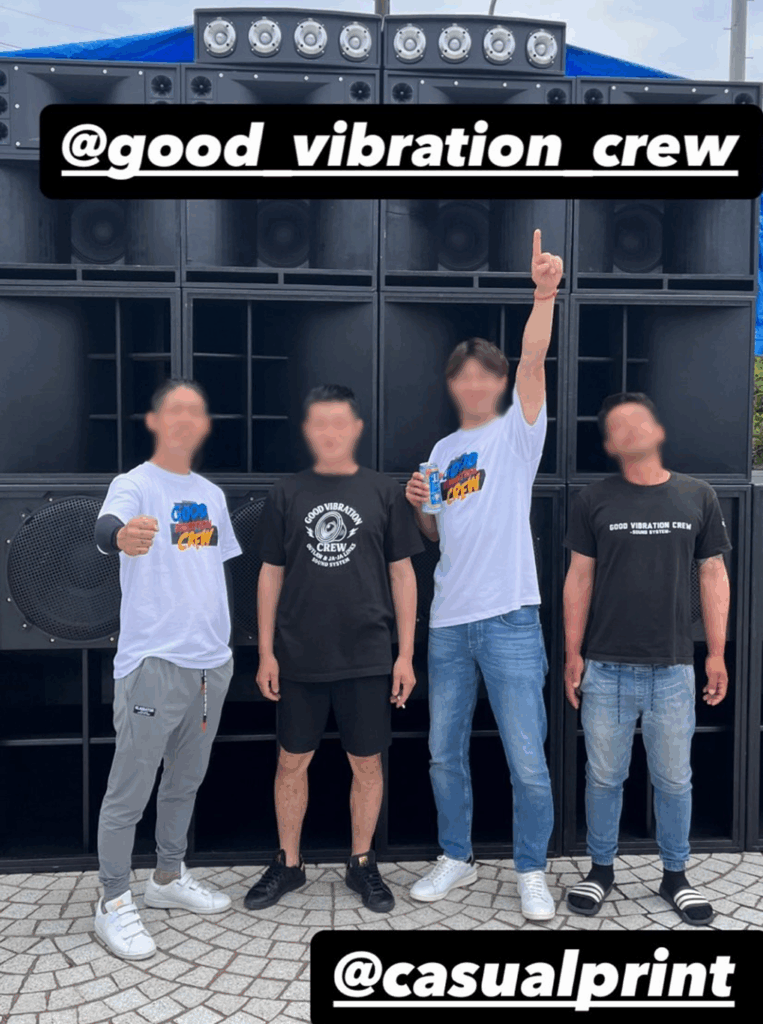 泉州レゲエサウンドGOODVIBRATIONCREW様より頂いたオリＴ着用写真。
デザイン製作＆プリント加工は岸和田市のカジュアルプリント（カジプリ）
胸元にドーンと大きくプリントされたデザインは老若男女とわず着れるデザイン。
背景に写っている大きいサウンドシステムを基にデザインを作成した