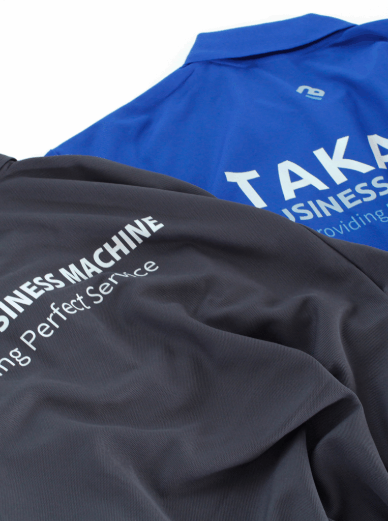 岸和田のオリジナルＴシャツ屋、カジュアルプリント（カジプリ）が製作したオリジナルポロシャツ。 株式会社タカラ事務機さんからの製作ご依頼でオリジナルユニフォームを作成。 葛飾北斎からインスピレーションを受けたカラーパターンのブルー＆ シンプルにかっこいいカーボンカラーの2パターン