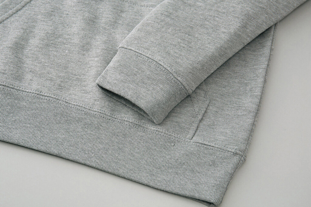 岸和田のプリント加工屋、カジュアルプリント(カジプリ)がオススメするプリントスターのパーカー(品番00216MLH)の裾と袖の拡大写真
ボディカラーは杢グレー
ライトグレーに近い色味
袖や丈も細めに作られている