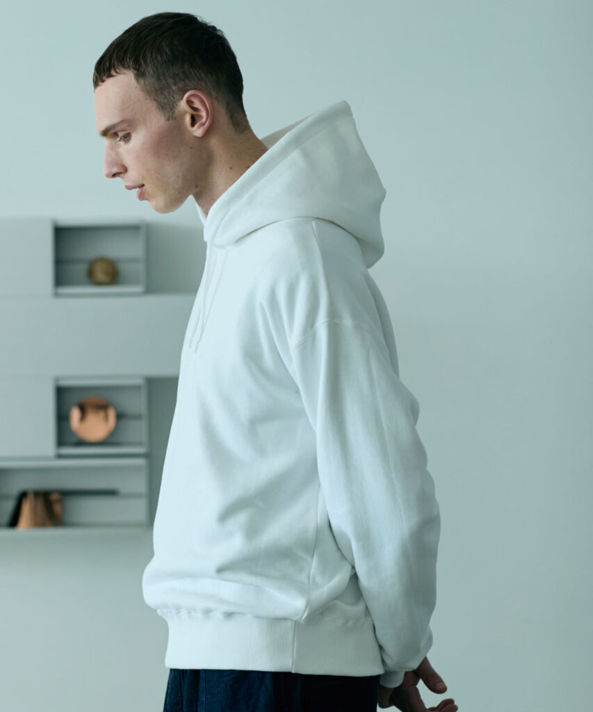 岸和田のプリント加工屋、カジュアルプリント(カジプリ)がオススメするクロス&ステッチのパーカー(品番SP2252)のモデル着用写真
ボディカラー:ホワイト
ポケットが付いていない珍しいパーカー
ビッグシルエットで作られているのでゆったりとした着心地