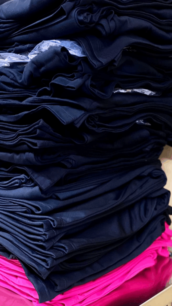 岸和田のオリジナルTシャツ製作会社、カジュアルプリント(カジプリ)が大口のTシャツ作成依頼を受け、Tシャツを検品している様子