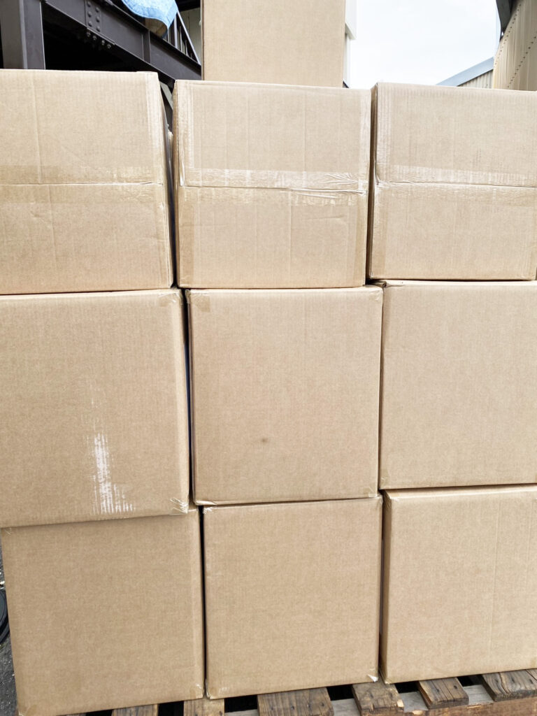 カジプリに大口注文が入り、荷下ろしを手伝った後、パレットに荷物がたくさん積み上げられている写真
大口依頼大歓迎のカジプリ!コスト削減はカジプリへ!