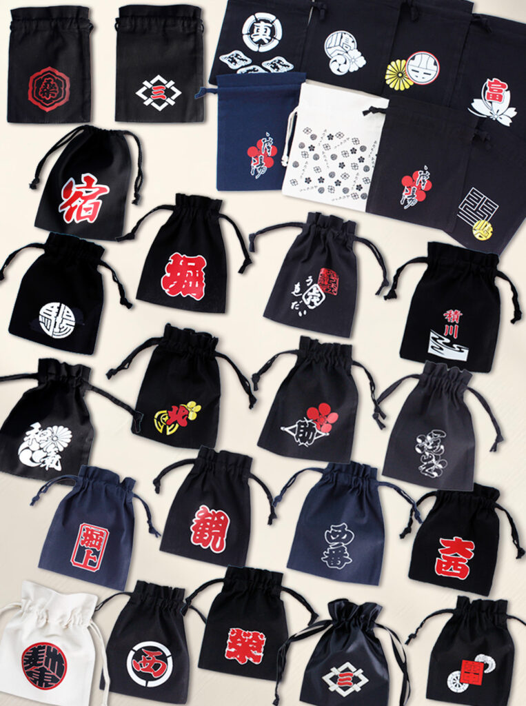 カジプリが製作した各町のだんじりロゴがプリントされている巾着の一覧写真