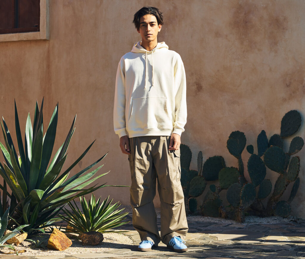 岸和田のプリント加工屋、カジュアルプリント(カジプリ)がオススメするユナイテッドアスレ社のパーカー(品番539801)の着用写真
ボディカラーはヴィンテージナチュラル
シルエットは標準形状で誰でも違和感なく着れます