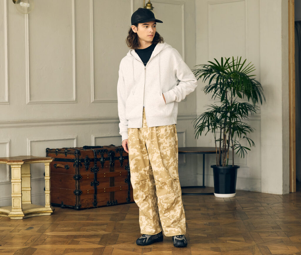 岸和田のカジュアルプリント(カジプリ)がオススメするユナイテッドアスレ社のパーカー(品番562101)のモデル着用写真
ボディカラーはアッシュ
身長175cm Mサイズ着用
丈が短いパーカーは今のトレンド
足長効果もあるのでスタイルを気にする方にオススメ