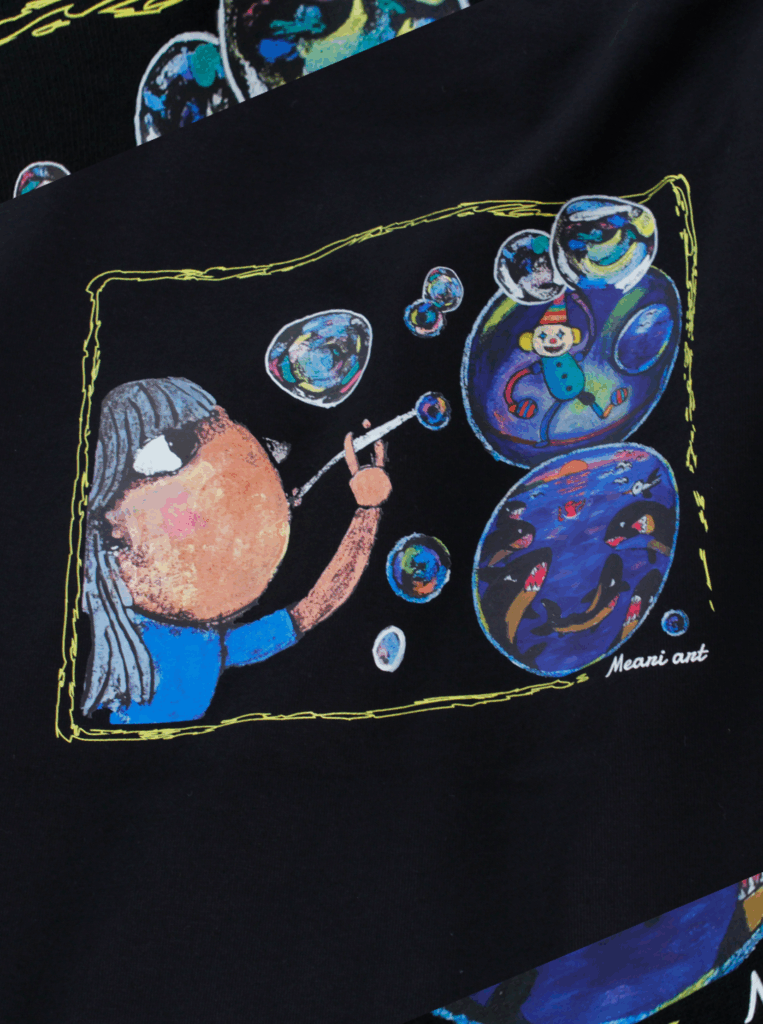 カジュアルプリント(カジプリ)が小学生が描いた3枚のイラストを1枚のアートとしてリメイク
女の子が吹いているシャボン玉の中に他の絵を馴染むように挿入
作者である子供の名前を右下に配置