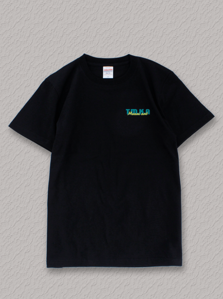 カジュアルプリント(カジプリ)がデザインしたプリントデザインが黒いTシャツの左胸にプリントされている
デザインは家族のイニシャル&サインネーム
トレンドの色を組み合わせたシンプルかつおしゃれなデザイン