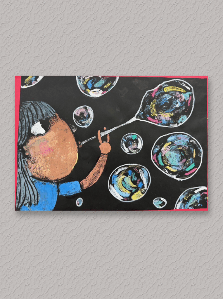 小学生の子供さんが描かれたシャボン玉イラスト
黒の背景に色鮮やかなシャボン玉を膨らましている女の子の絵が描かれている