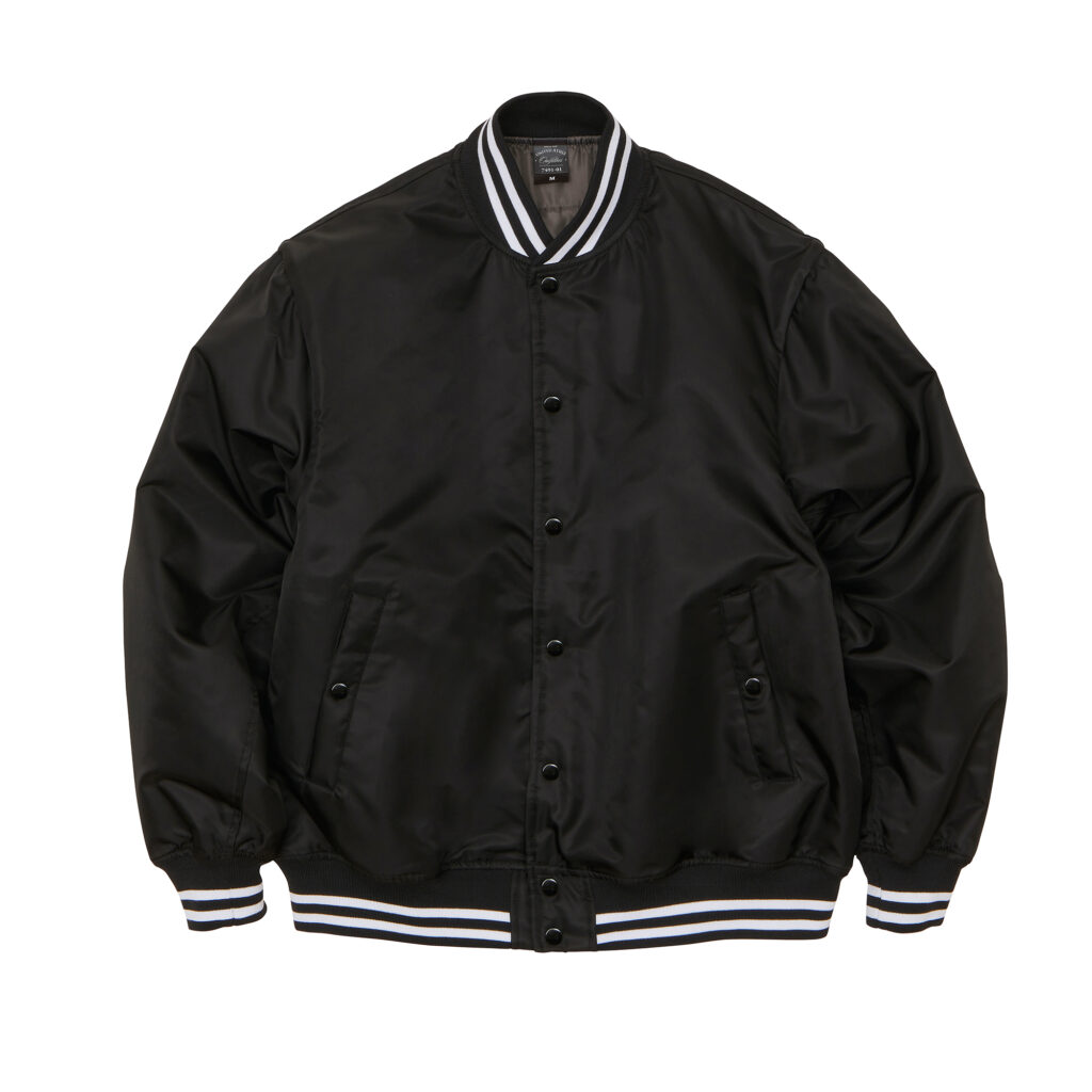 Unitedathleのスタジアムジャンパー(品番749101)の正面写真
カラーはブラック&ホワイト