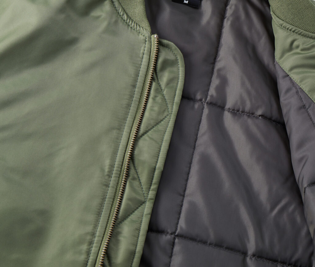 United Athle(ユナイテッドアスレ)のMA-1(品番749001)
ファスナー部とジャケットの内側の様子が分かる写真