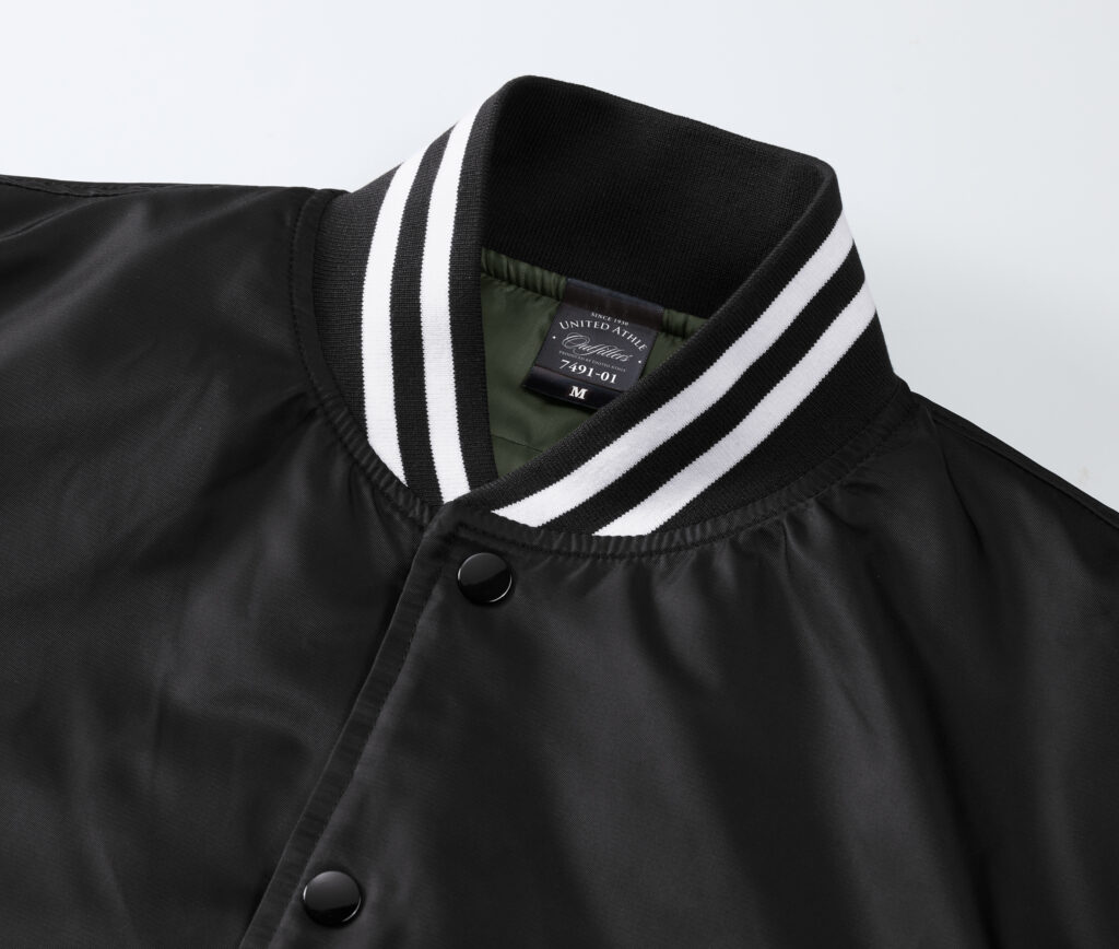 Unitedathleのスタジアムジャンパー(品番749101)の正面首元の拡大写真
ボタンの仕様が分かる写真
襟もとのホワイトラインが良いアクセントになっている