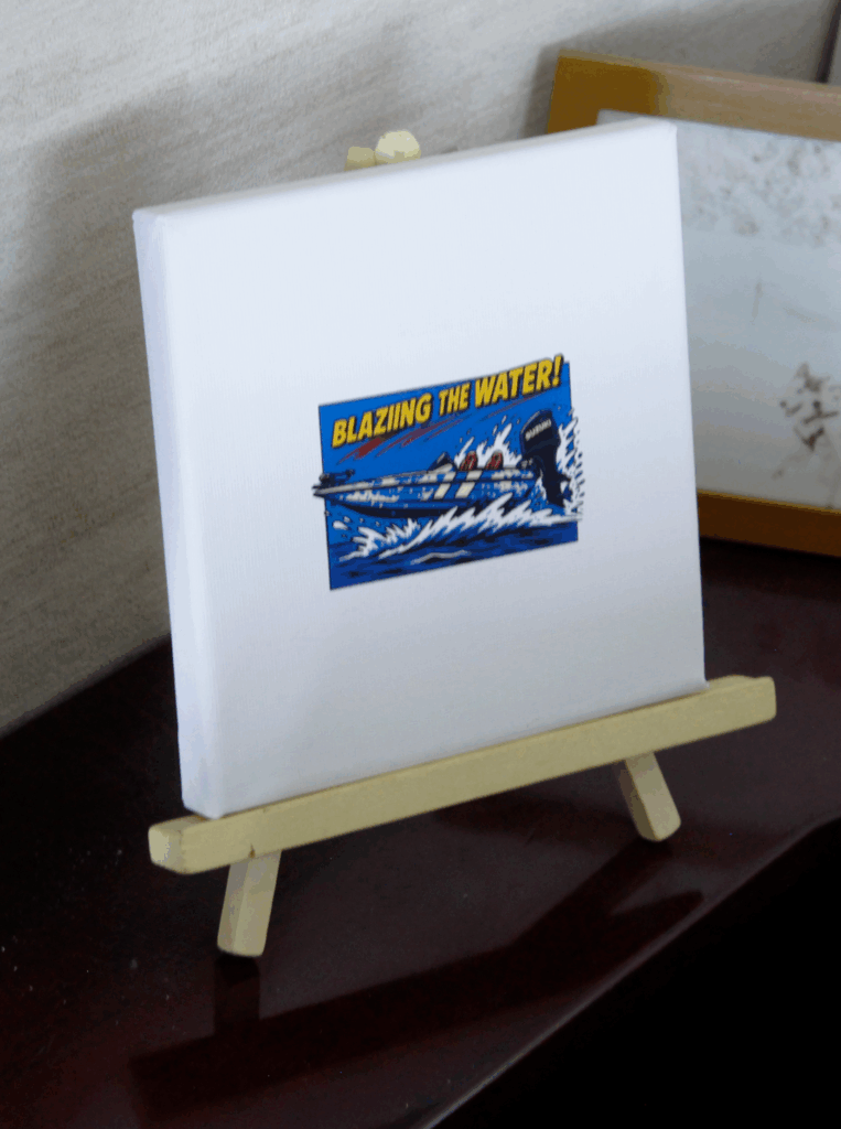 バスフィッシングプロフェッショナルアングラーのコジコジさんへプレゼントしたオリジナルパネルアート アメリカンコミック風に描かれたバスボート(トライトンボート)がパネルの中央にプリントされている