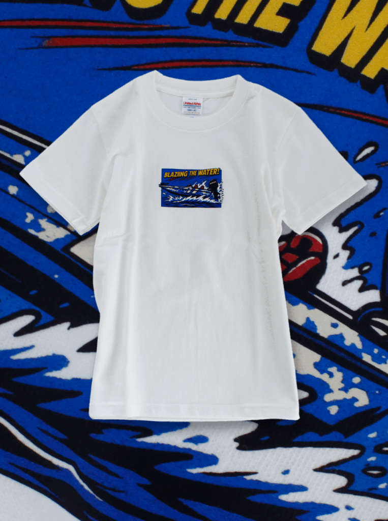 バスフィッシングプロフェッショナルアングラーのコジコジさんへプレゼントしたオリジナルTシャツ アメリカンコミック風に描かれたバスボート(トライトンボート)がTシャツの中央にプリントされている