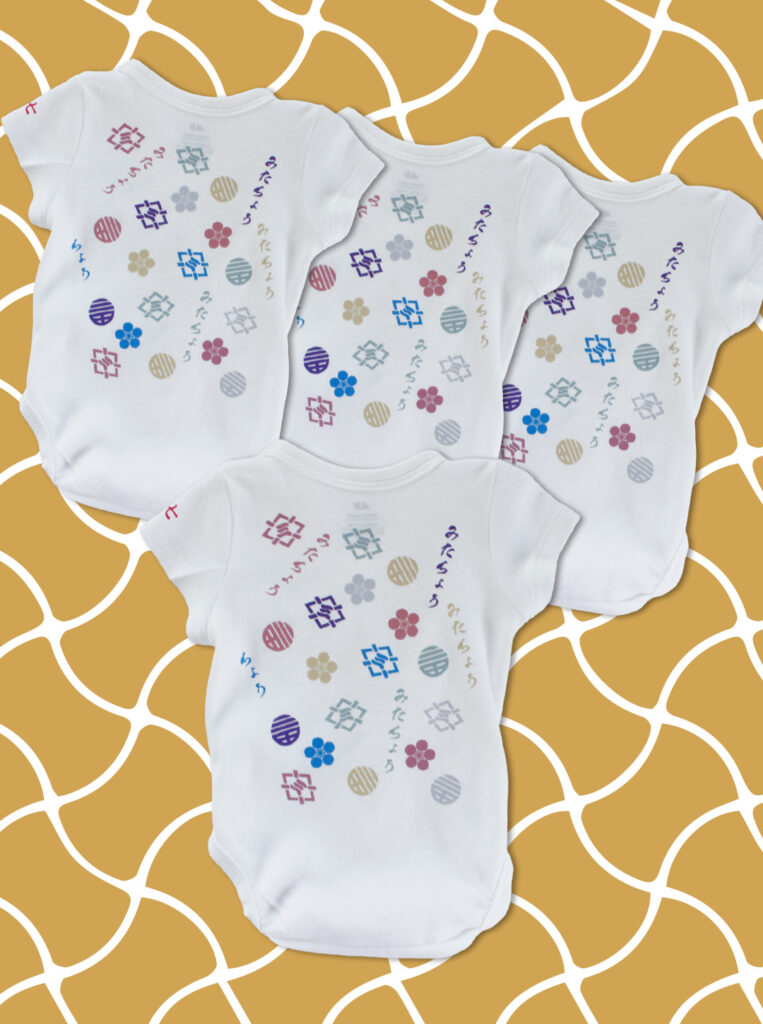 カジュアルプリント（カジプリ）が作成した、だんじり祭り用ベビーロンパース

町の紋が大小さまざまカラフルに配置されておりとても可愛いベビーロンパース

肩には名前もプリントされている
