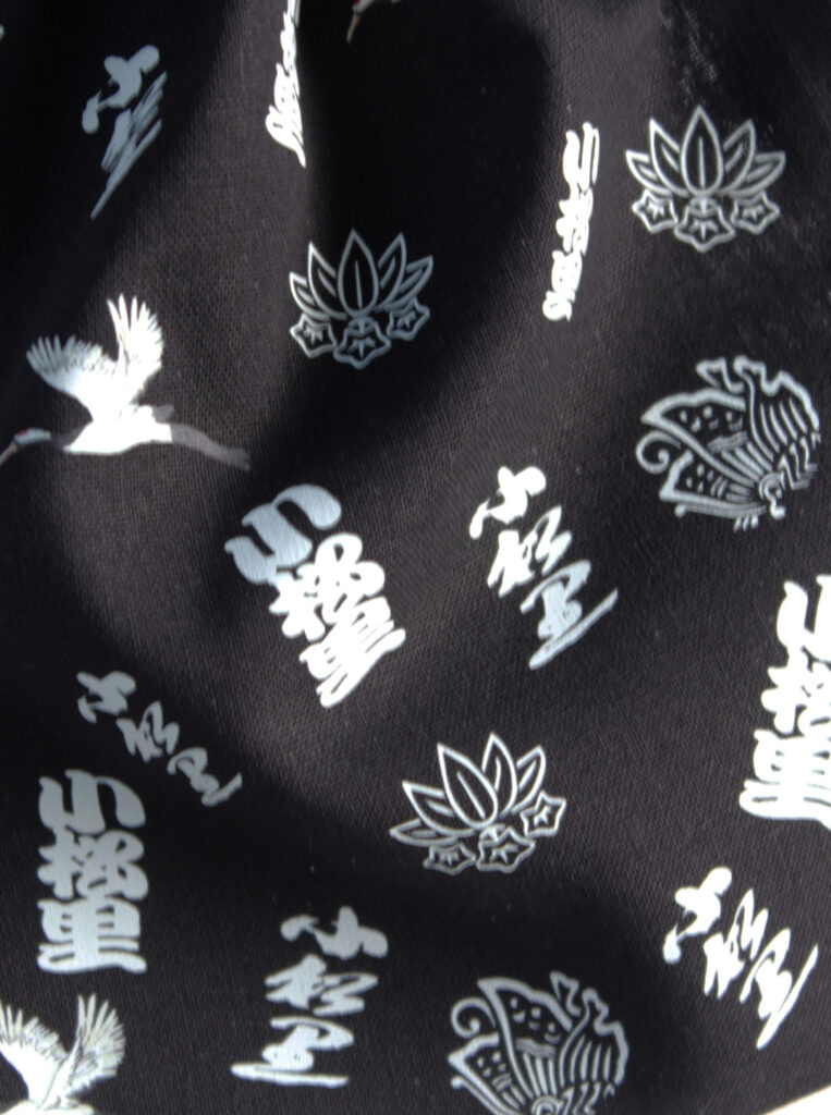 カジプリが製作したオリジナル巾着

小松里町のロゴ、小松里町だんじりに使用されているロゴをプリントしている。